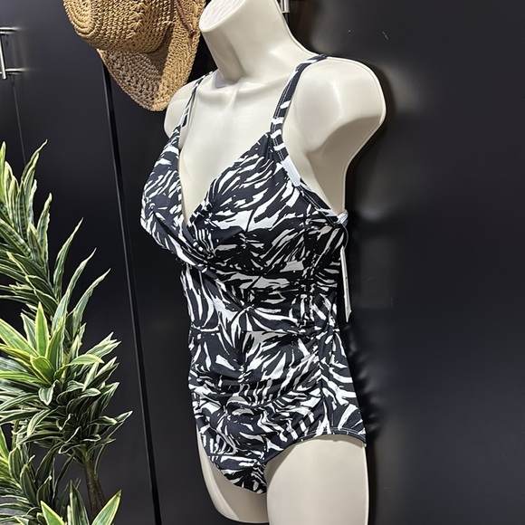 Leilani removable pads, adjustable straps,sweetheart neckline,ruched, 1pc swim - Picture 4 of 13